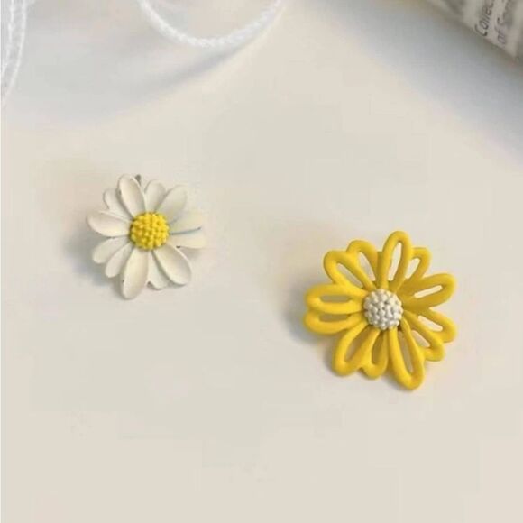 5/$25 COLORFUL FLOWER MIX AND MATCH STUDS - Picture 1 of 5